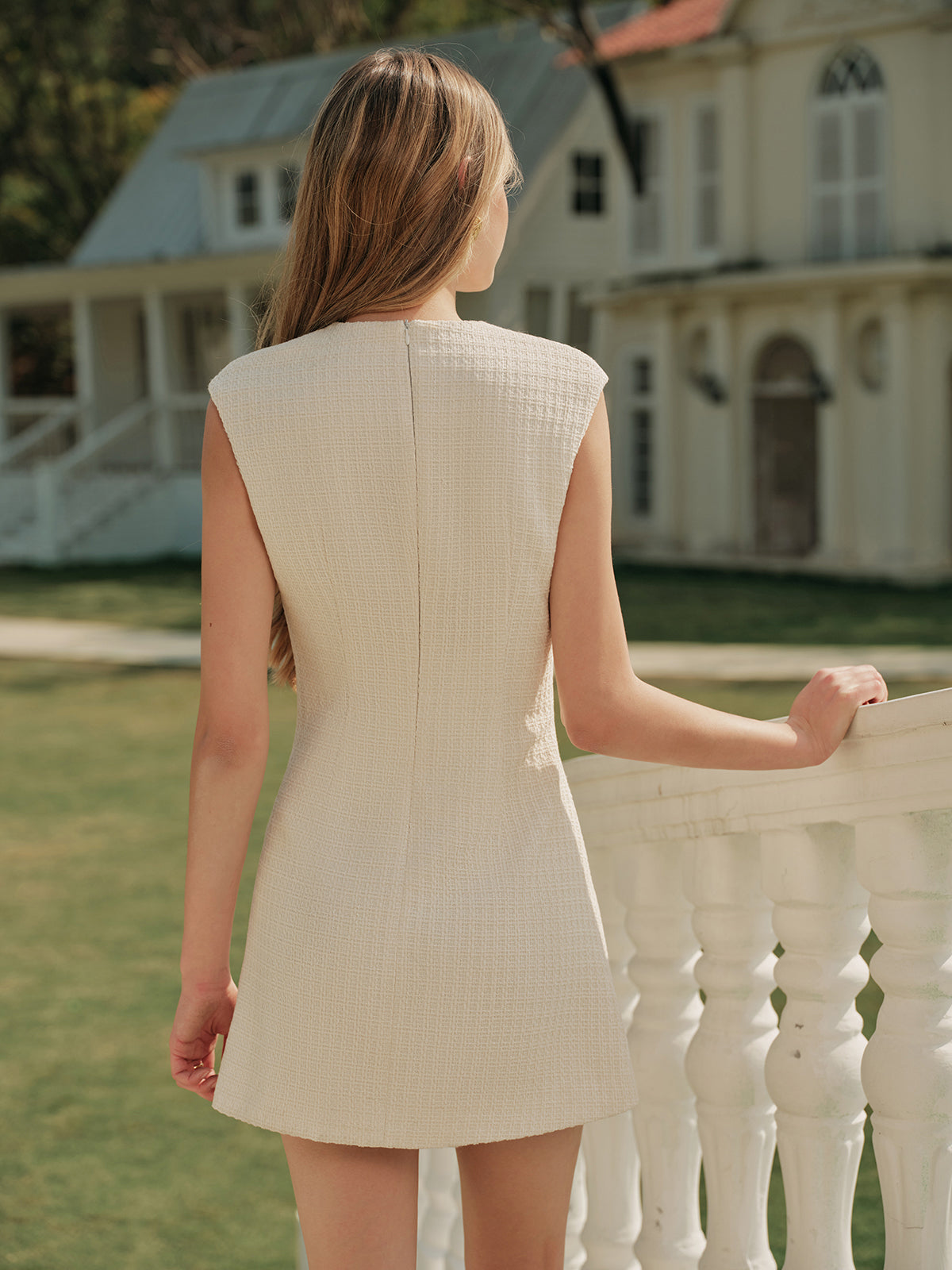 Robe sans manches en tweed à boutons métalliques