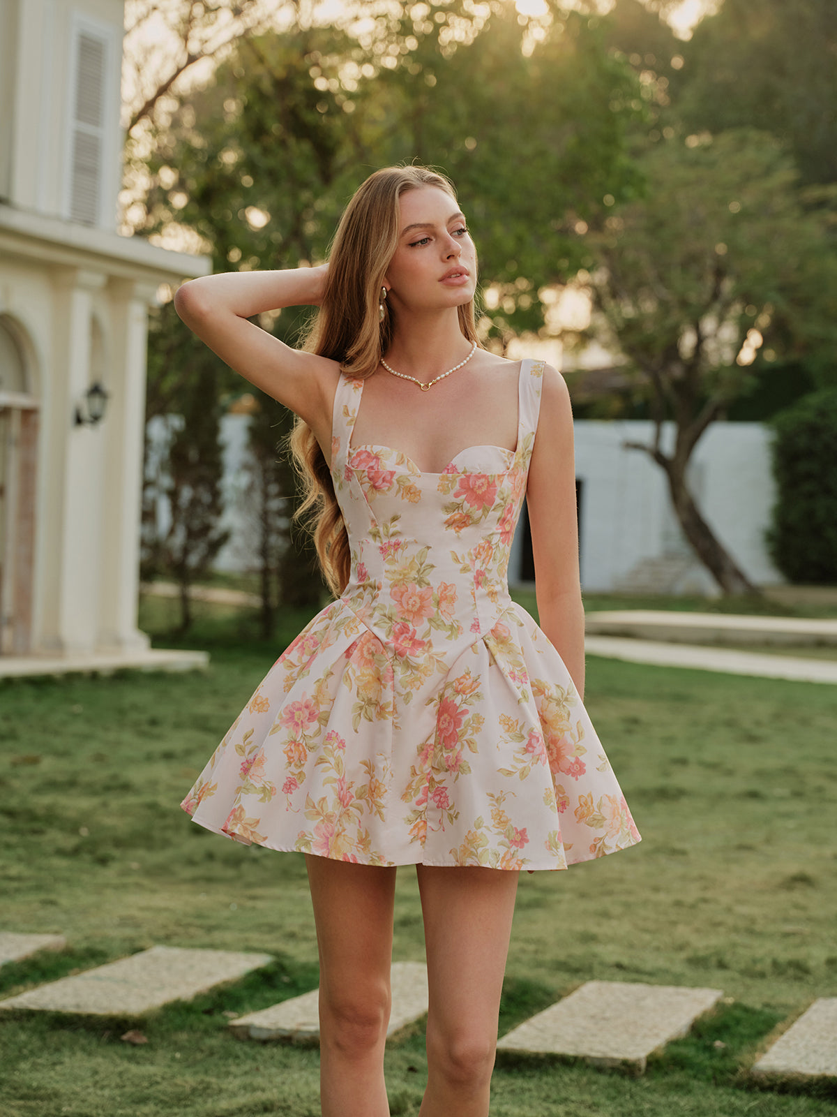 Robe sans manches à imprimé floral et décolleté cœur