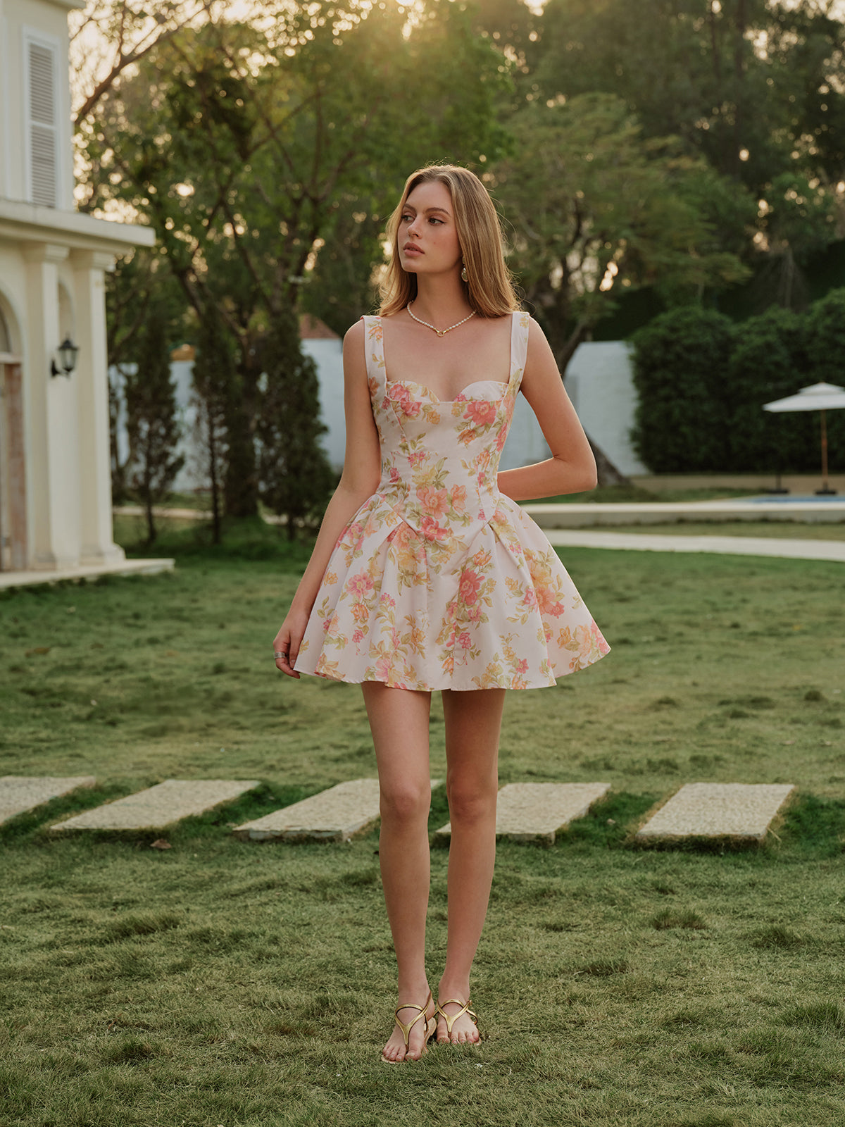Robe sans manches à décolleté en cœur à imprimé floral