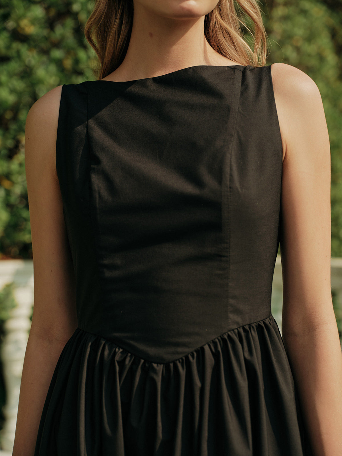 Rückenfreies, plissiertes ärmelloses langes Kleid