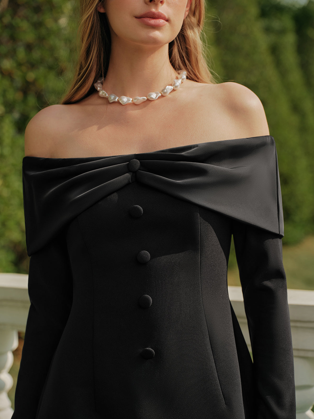 Robe courte élégante à col droit et fermeture éclair