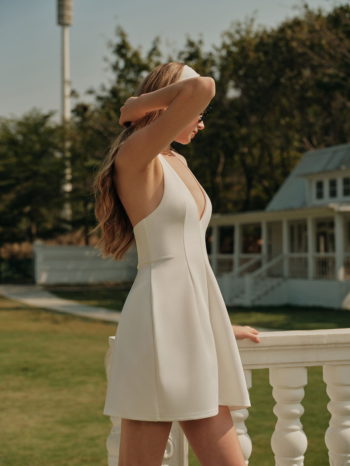 Robe plissée à col en V et dos nu nouée