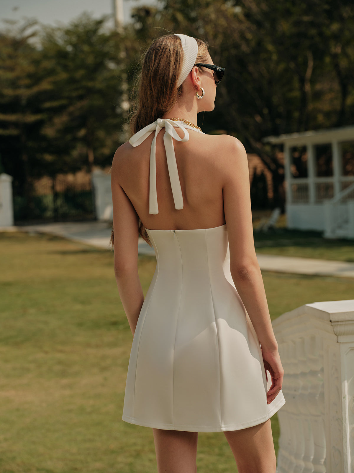 Robe plissée nouée à col V et dos nu