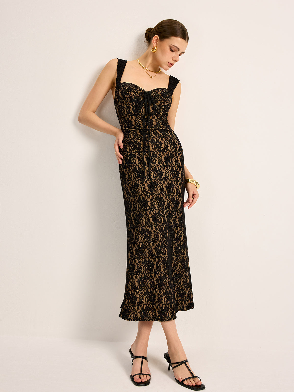 Robe sans manches à nouer sur le devant en dentelle