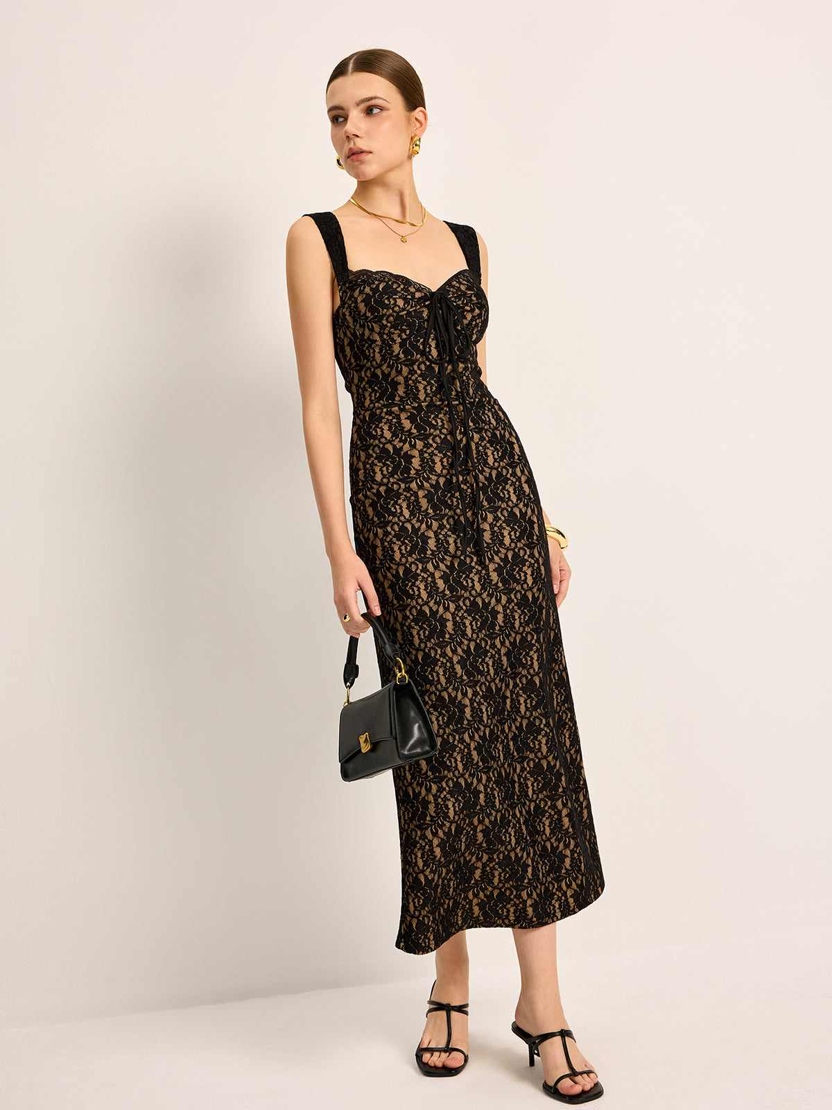 Robe sans manches à nouer sur le devant en dentelle