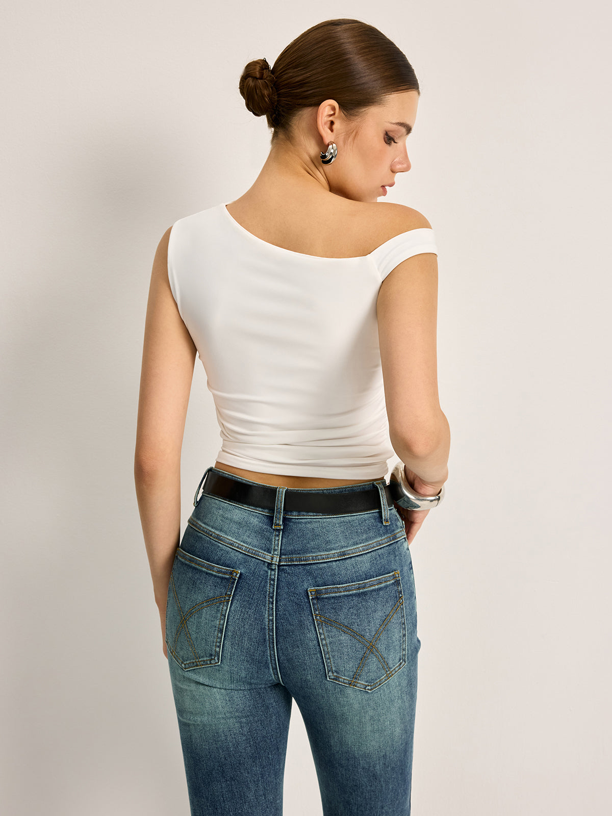 Asymmetrisches, geripptes Top mit Cut-out