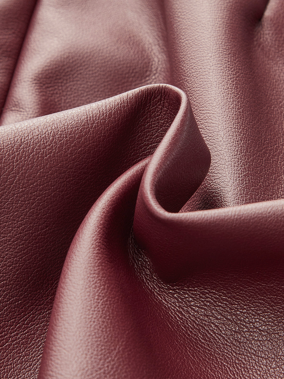 Kleid aus plissiertem PU-Leder mit Schlüssellochausschnitt