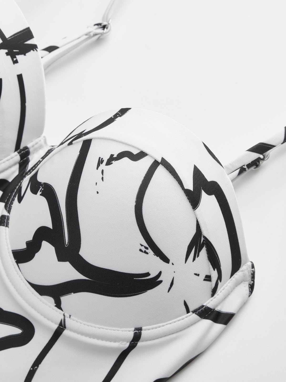 Ein String-Body mit Spaghettiträgern und abstraktem Print