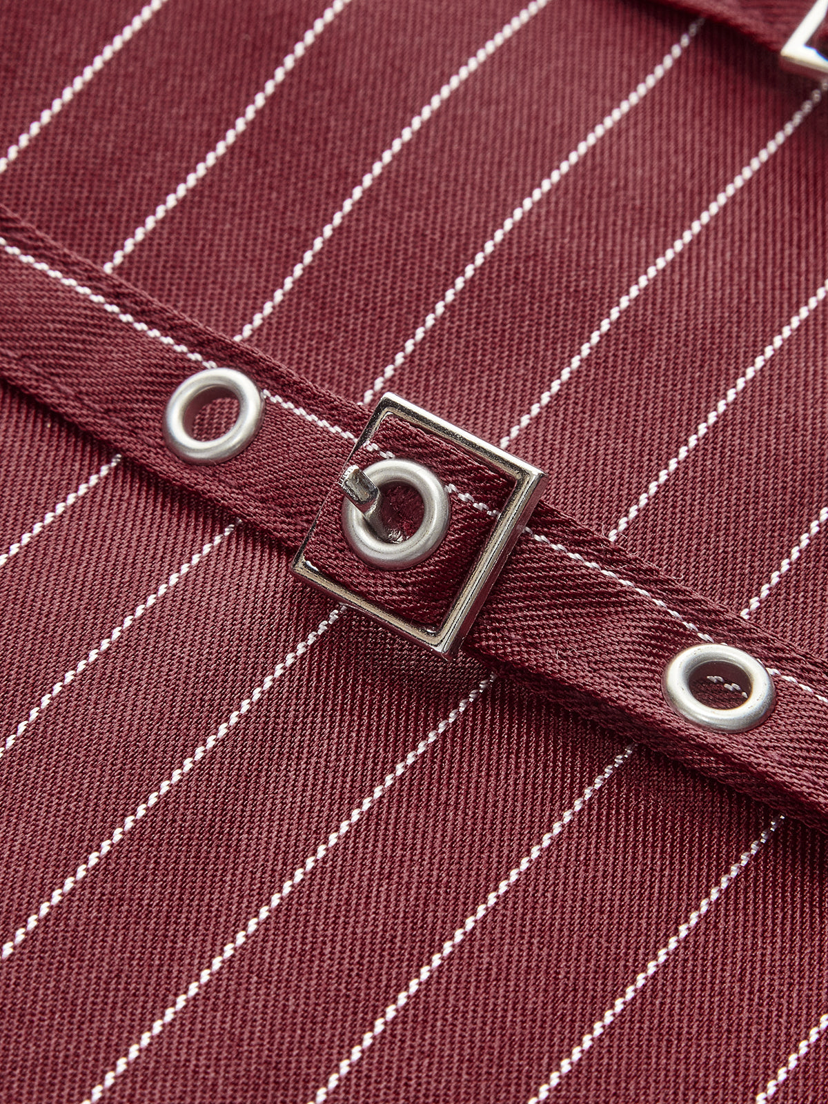 Jupe à fines rayures avec ceinture décorative