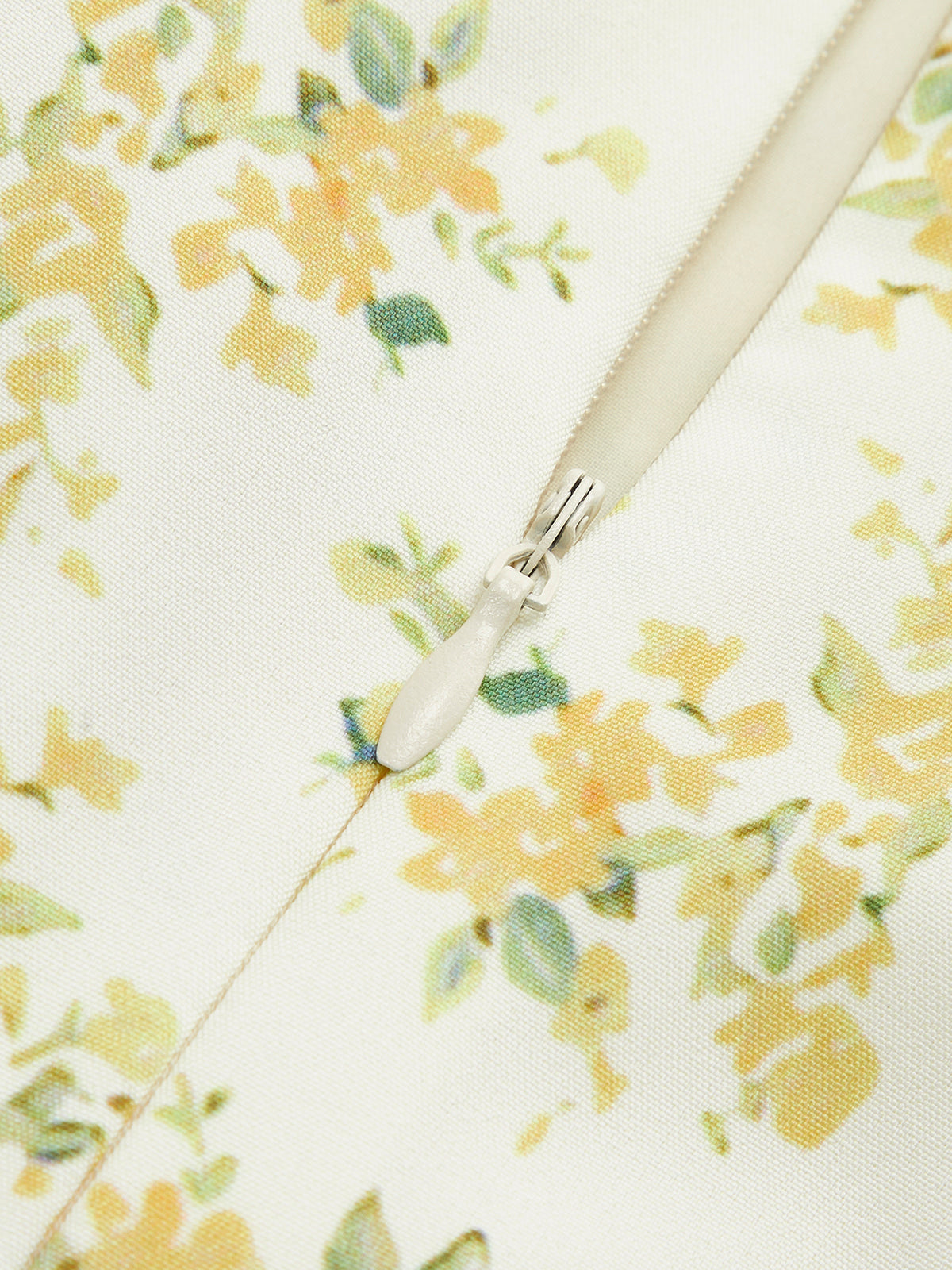 Kleid mit Blumenmuster und Schleife am Rücken