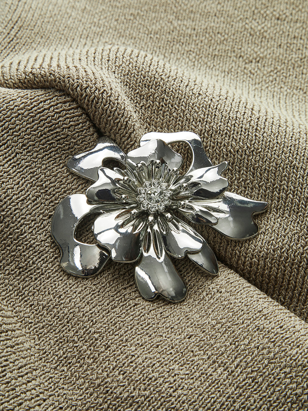 Haut en maille à col asymétrique et détails métalliques