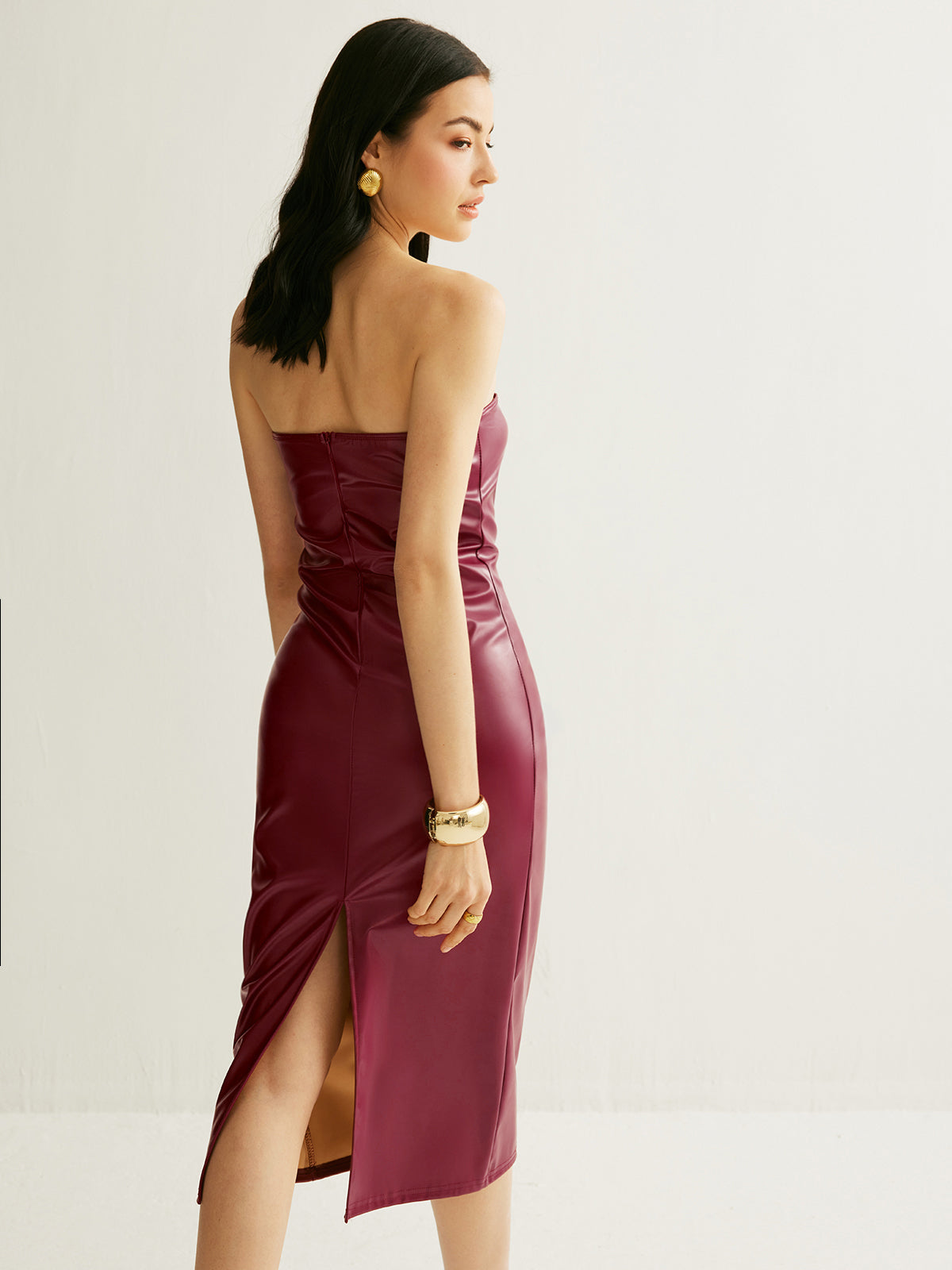 Trägerloses Kleid aus PU-Leder mit Schlitz