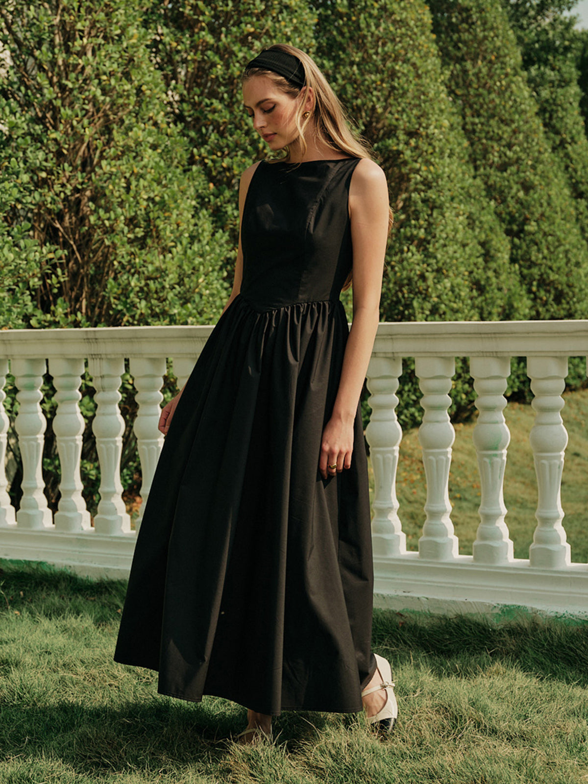 Robe longue plissée sans manches dos nu