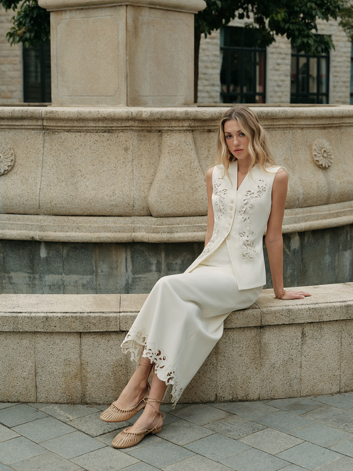 Bestickte Weste mit Knopfdetails