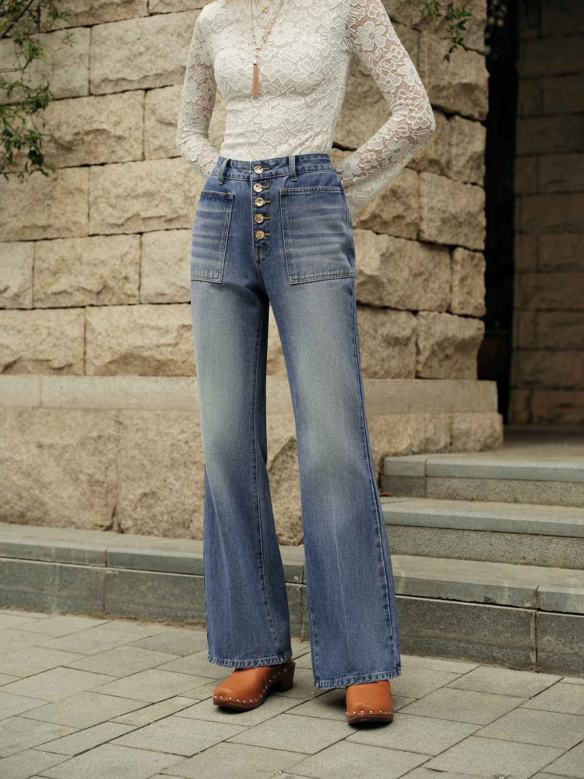 Pantalon en jean évasé taille haute à détails boutonnés