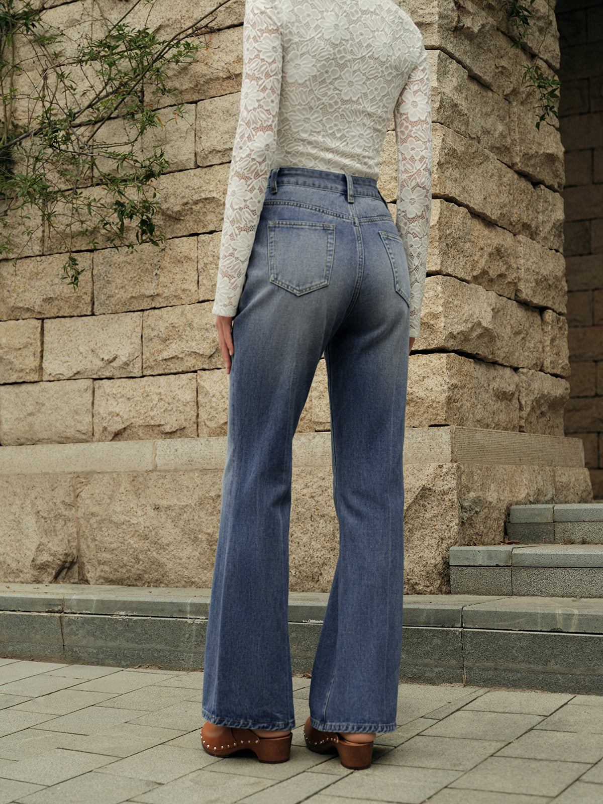 Pantalon en jean évasé taille haute à détails boutonnés