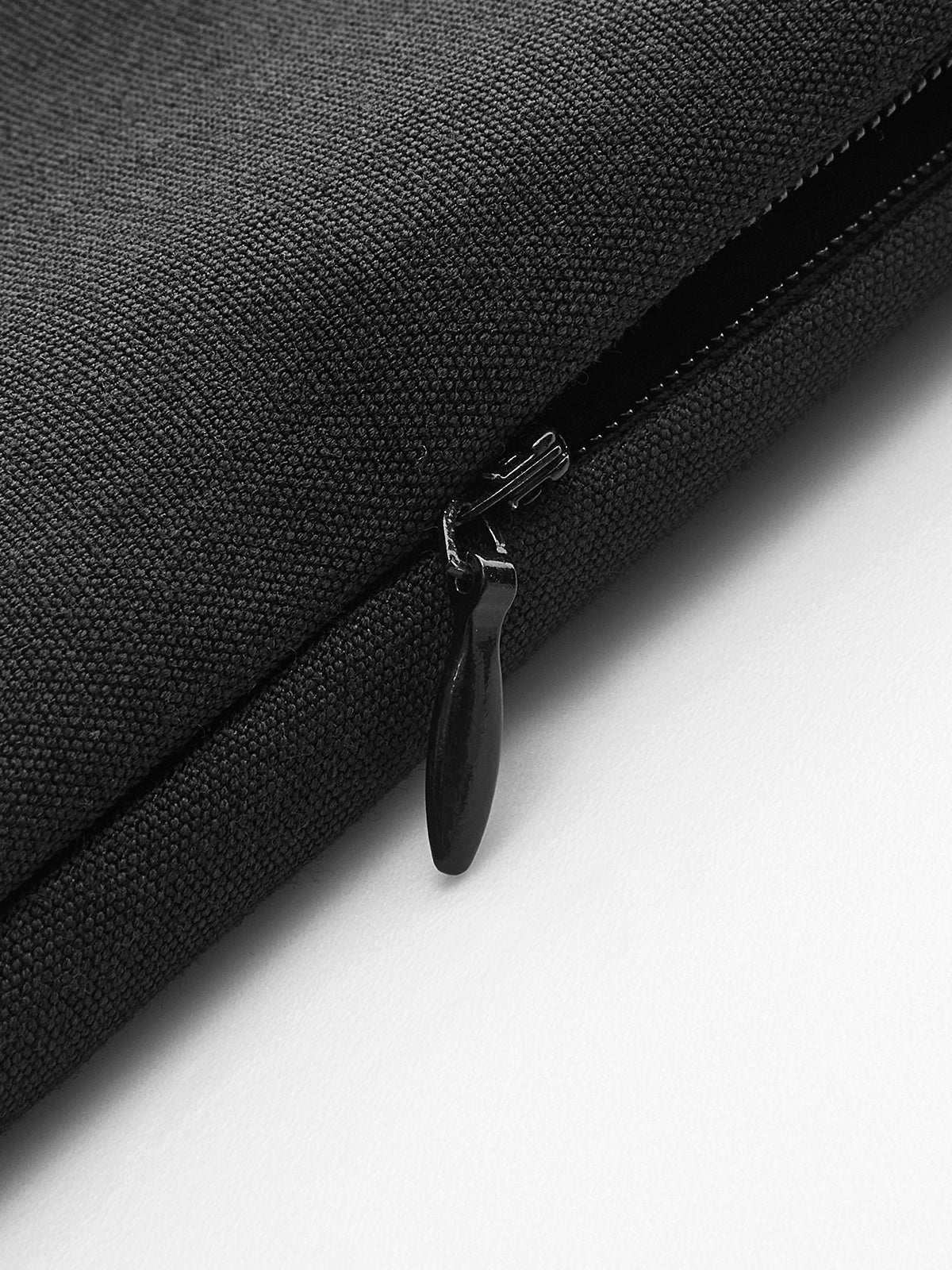 Plissierter Minirock mit Metallgürtel