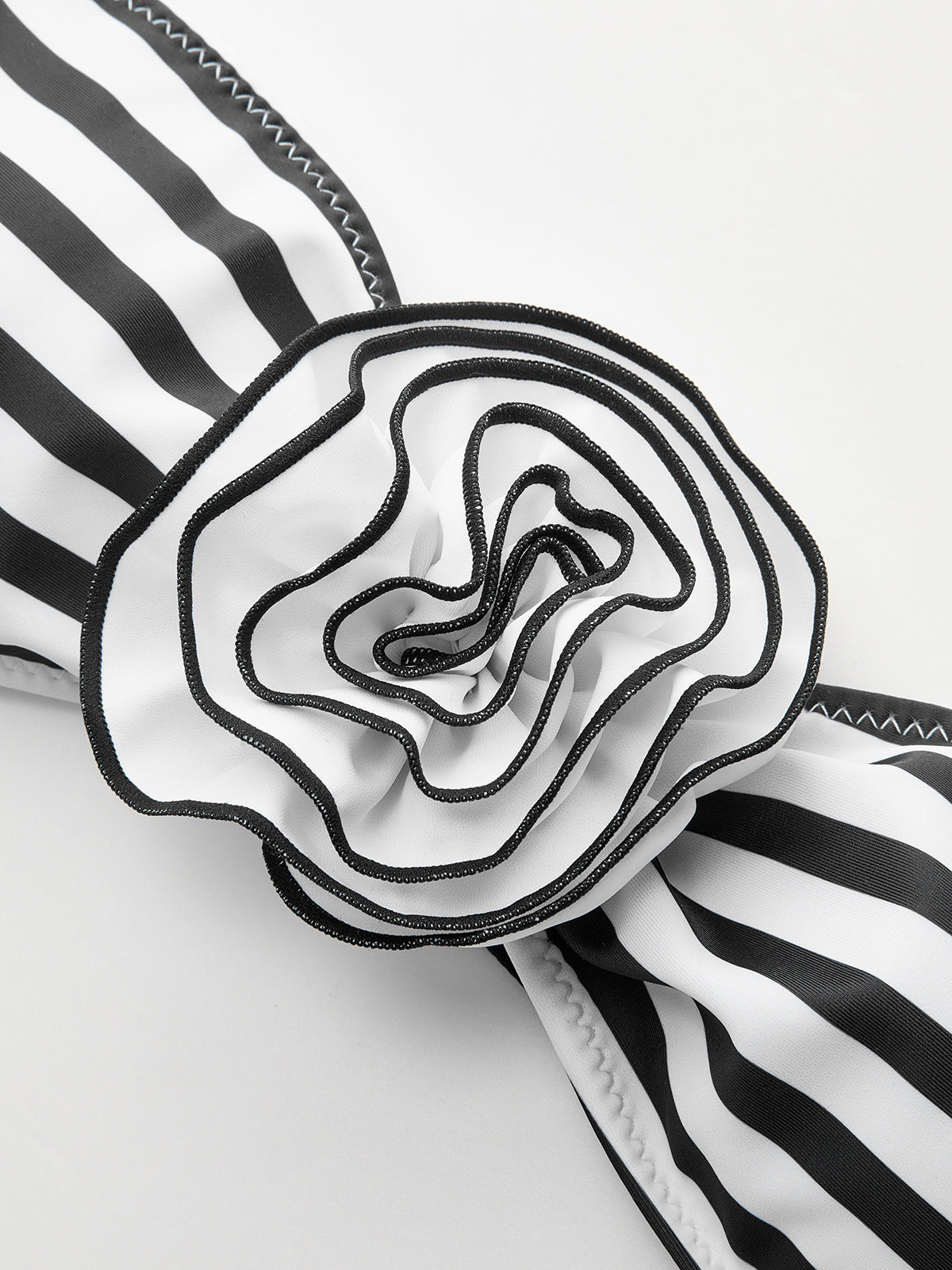 Gestreiftes Bandeau-Bikini-Set mit Blumenmuster