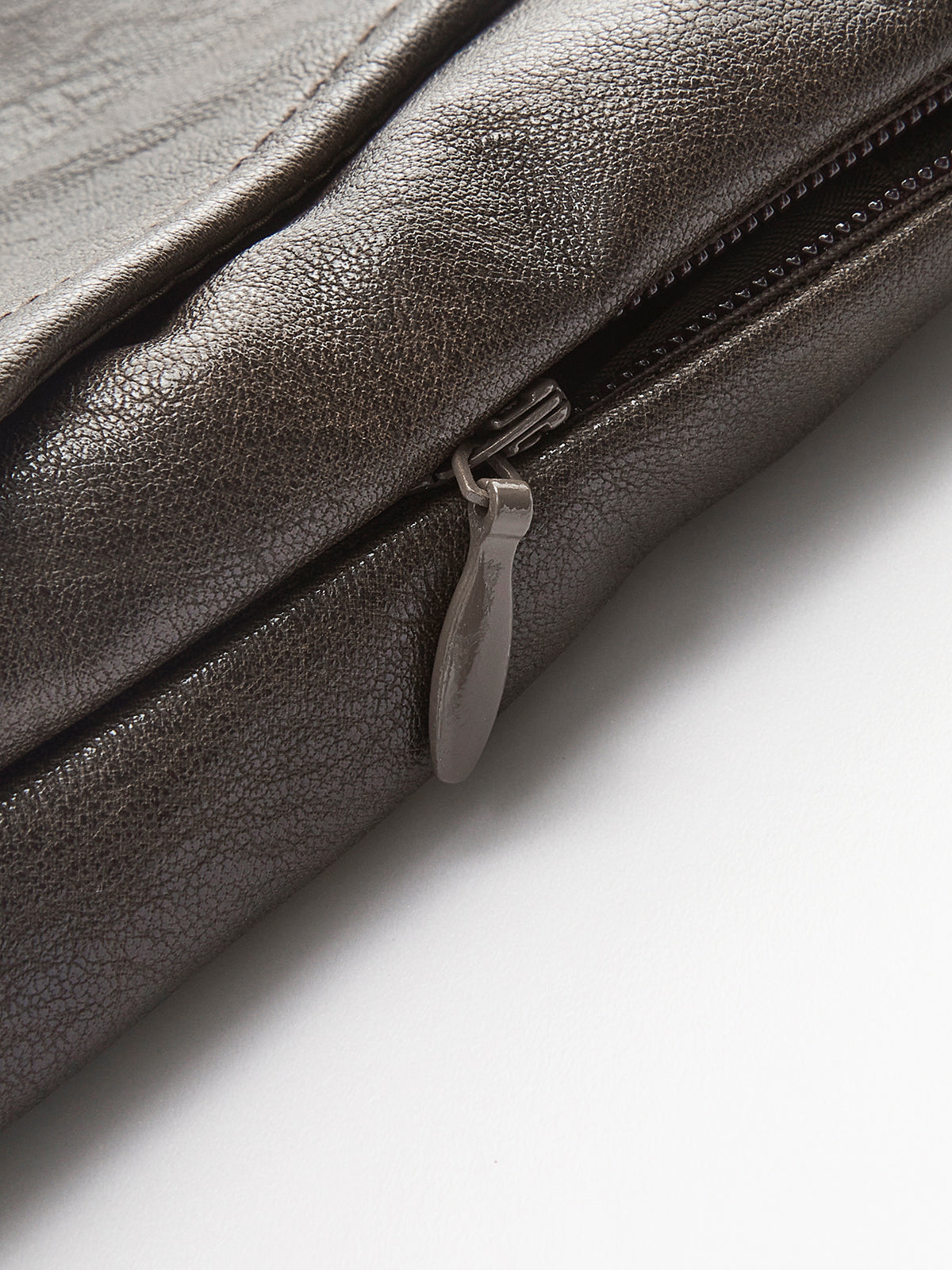 Retro-Rock mit Taschen aus Kunstleder