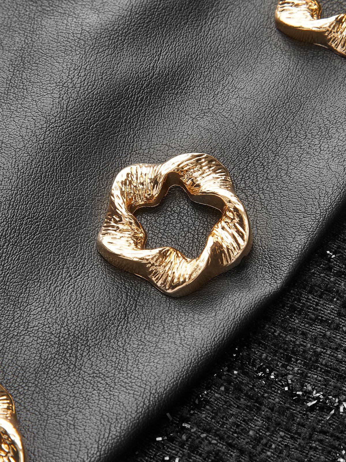 Rock mit floralem Dekor und Einsätzen aus Kunstleder