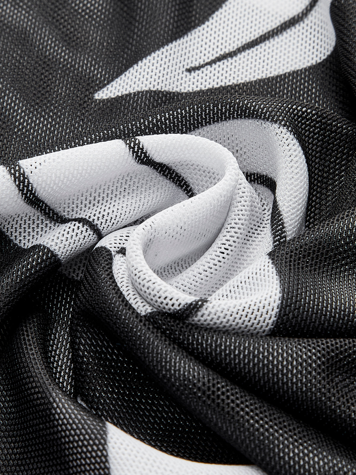 Transparenter, bedruckter Strandrock aus Netzstoff