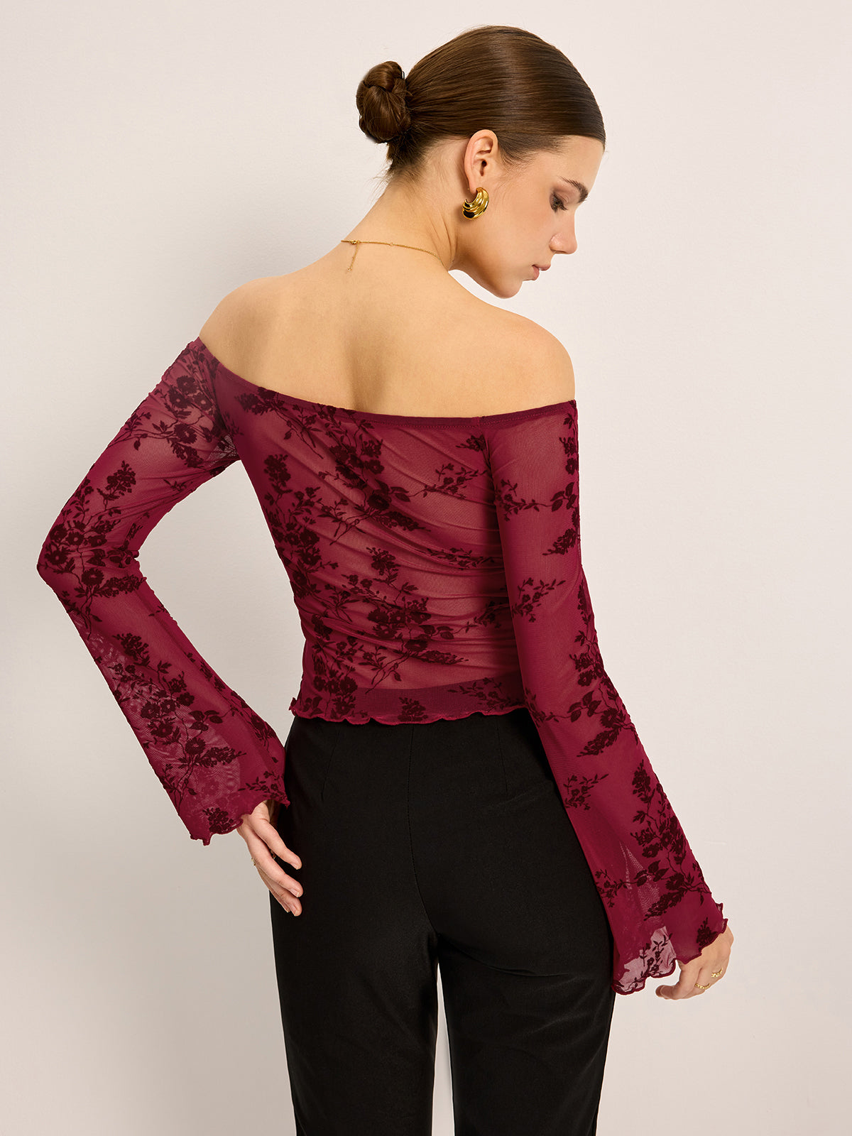 Off-Shoulder T-Shirt mit Blumenmuster und halbdurchsichtigem Stoff