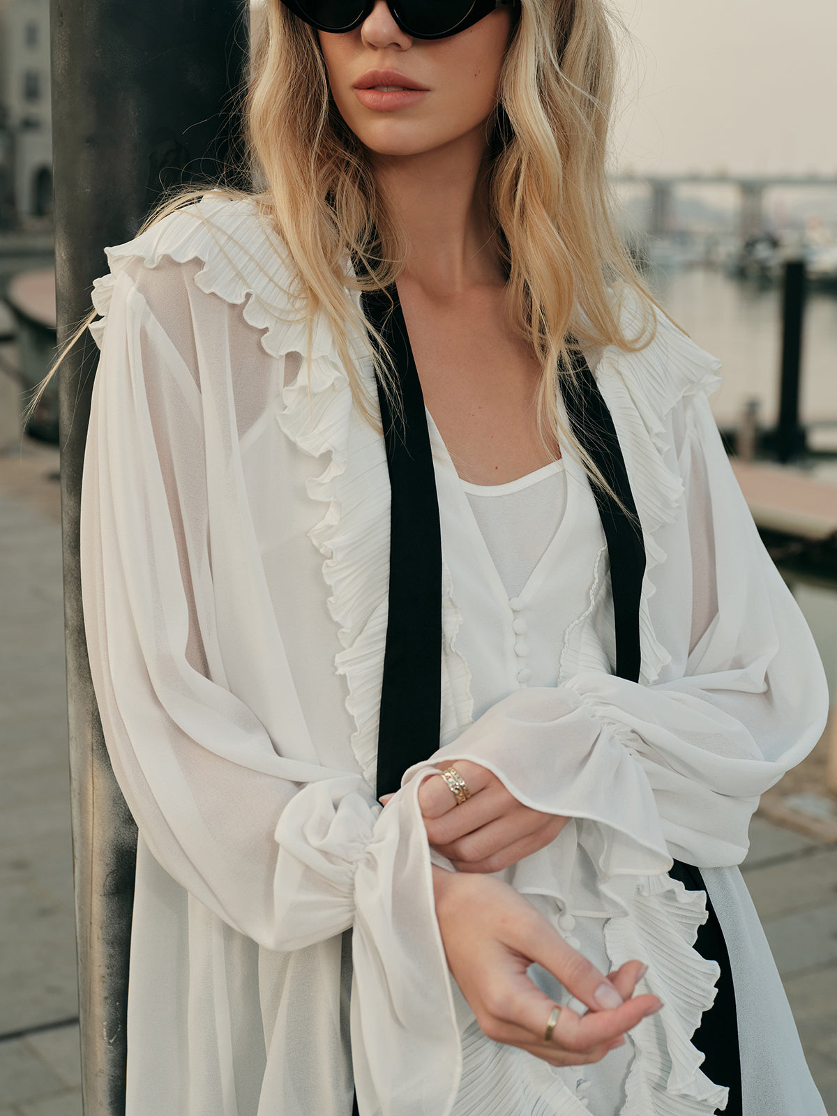 Blouse semi-transparente à volants avec cravate contrastée