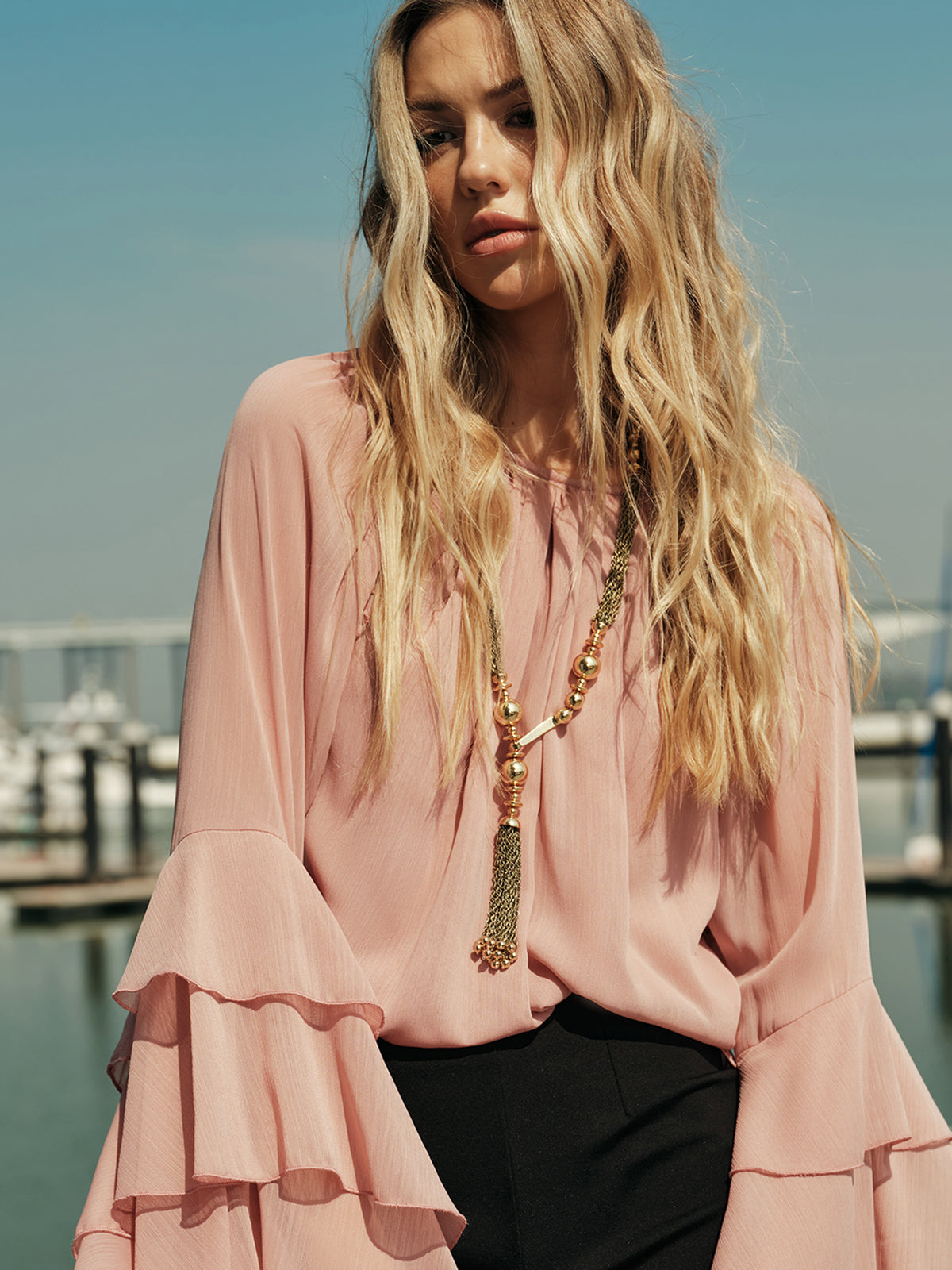 Halskette mit Metallperlen und Quaste