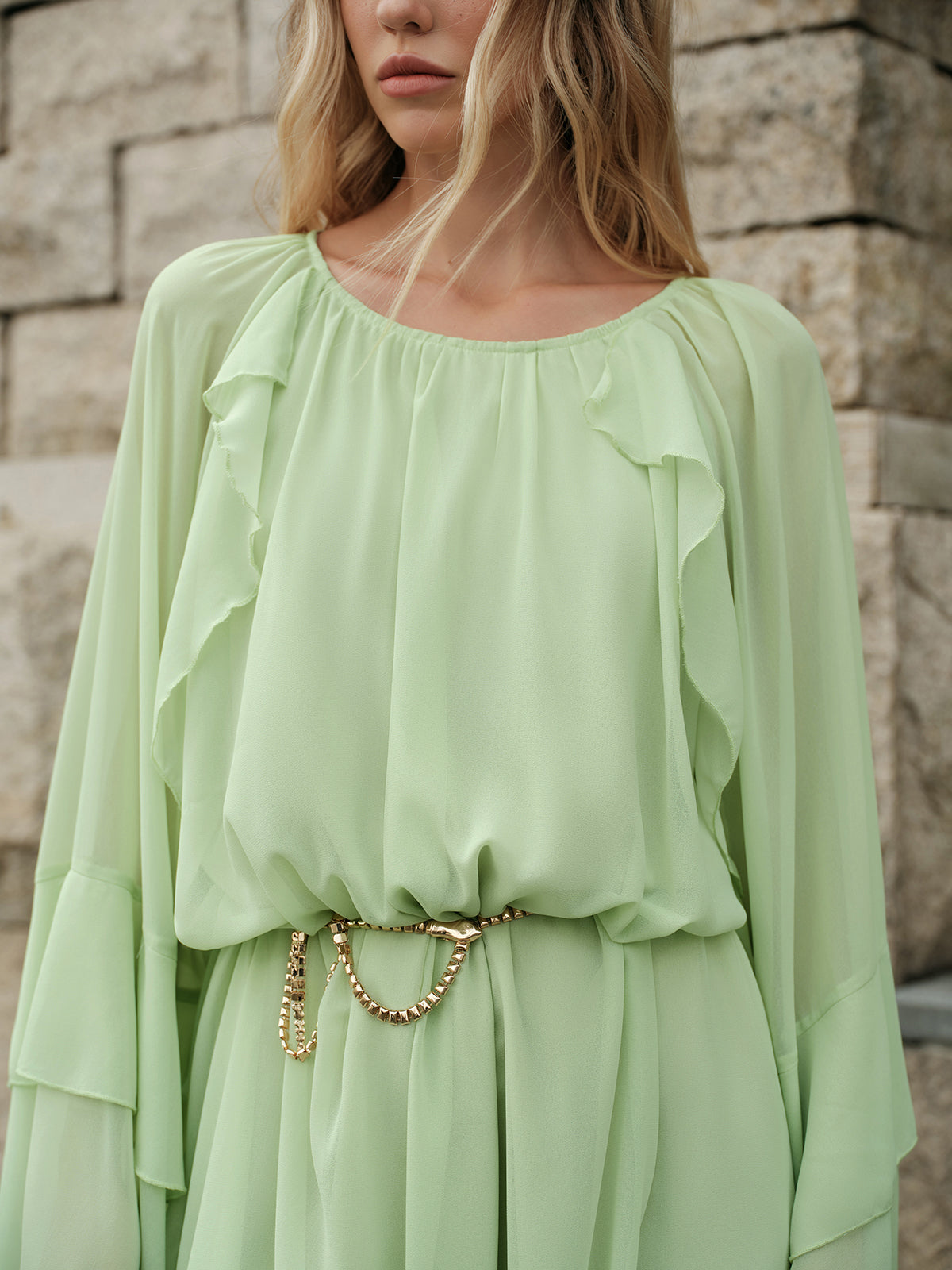 Halbtransparente Chiffonkleid mit Rüschenärmeln ohne Gürtel