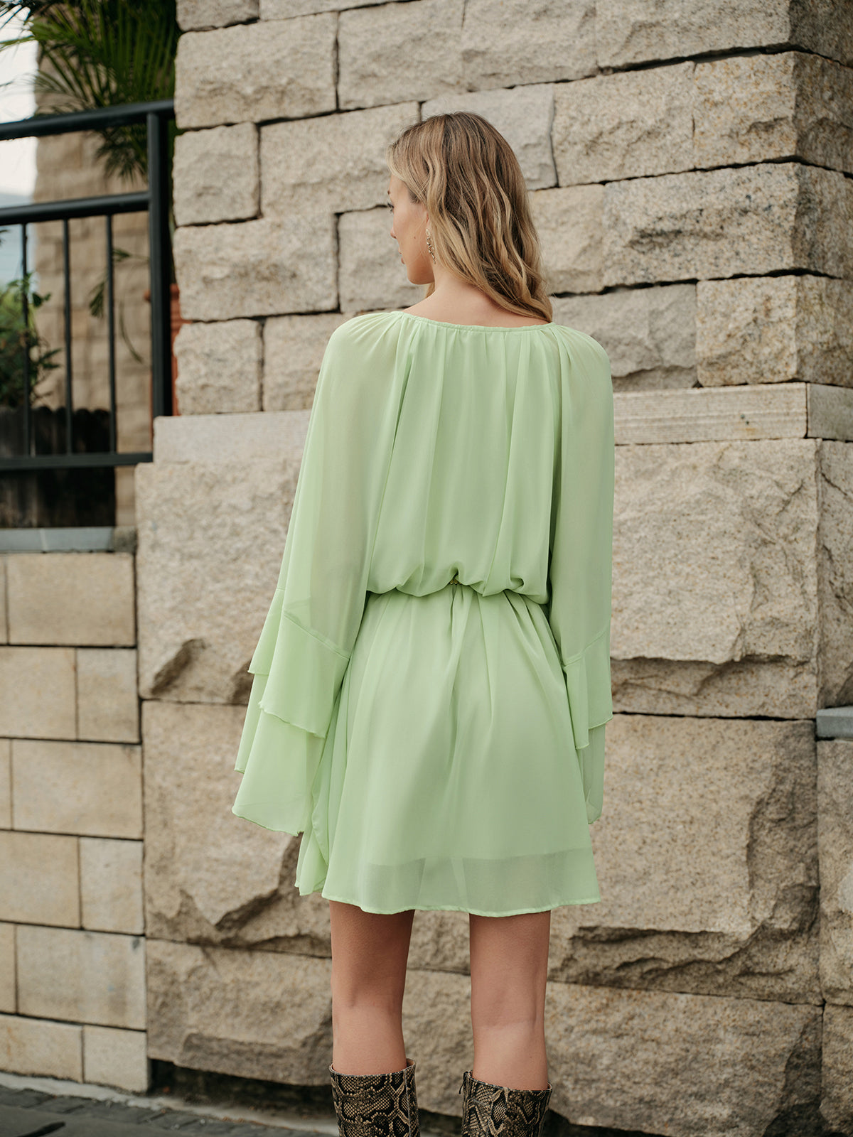 Halbtransparente Chiffonkleid mit Rüschenärmeln ohne Gürtel