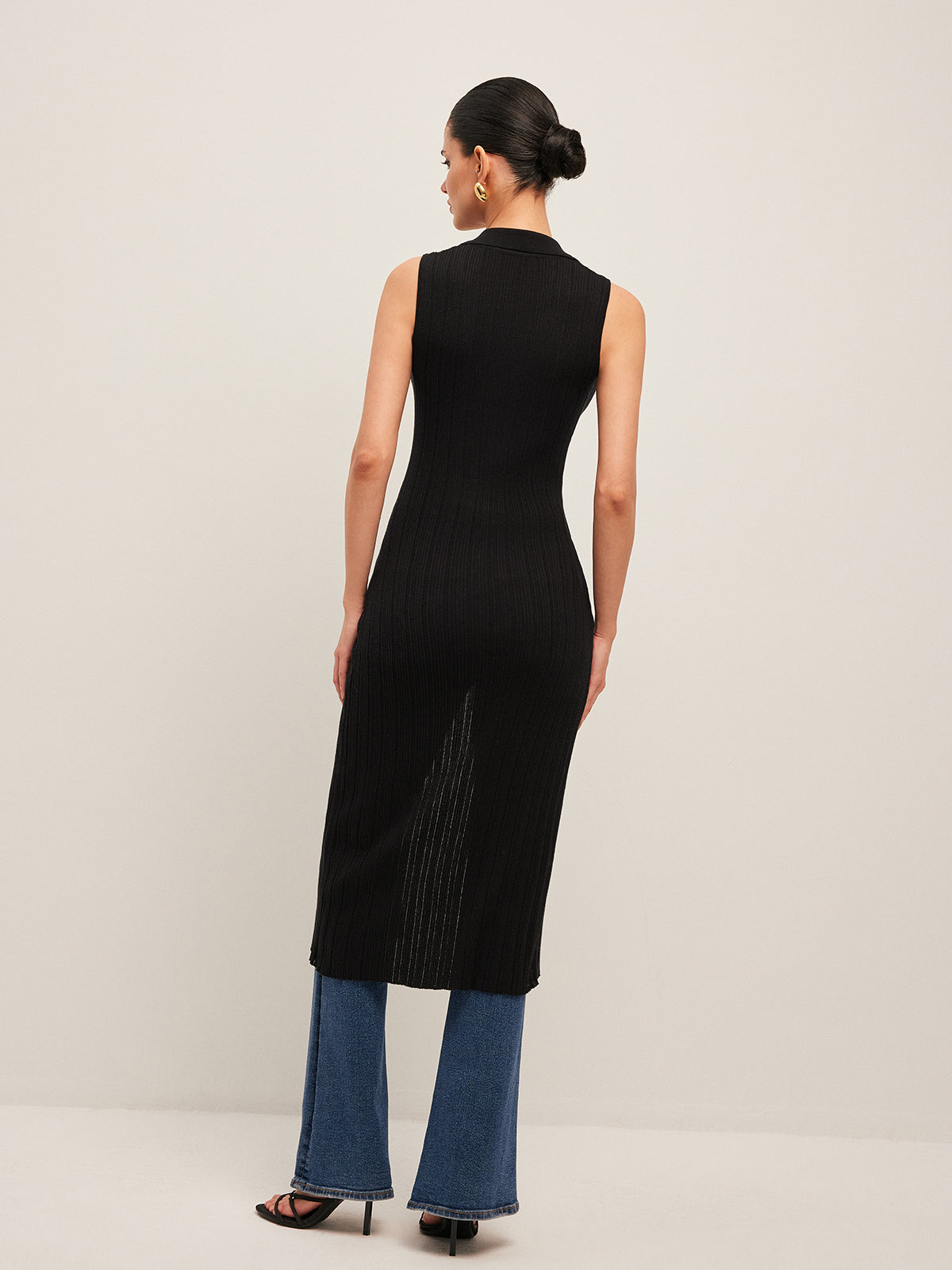 Geripptes Strickkleid mit Knöpfen