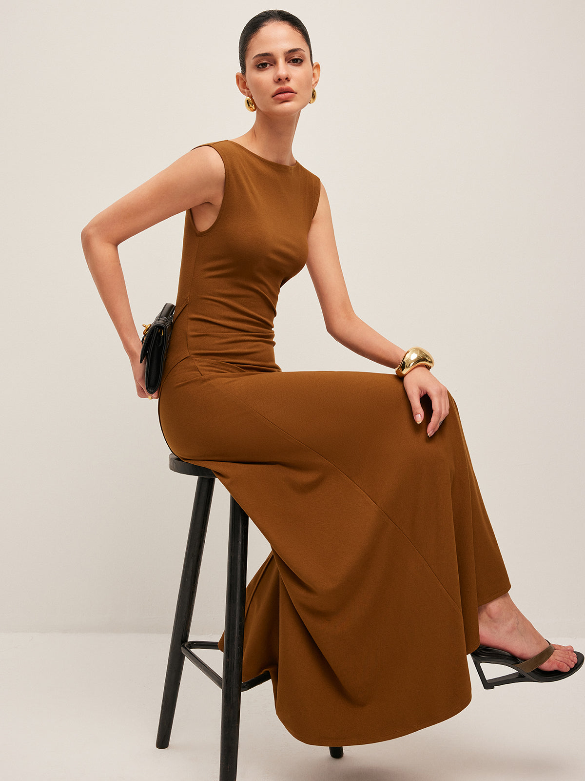 Ärmelloses, plissiertes Kleid mit asymmetrischem Design