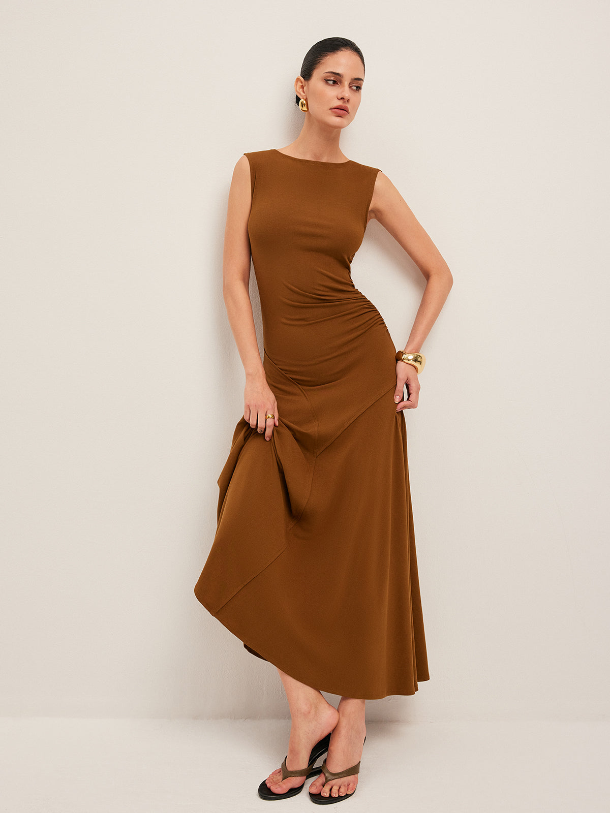 Ärmelloses Faltenkleid mit asymmetrischem Design