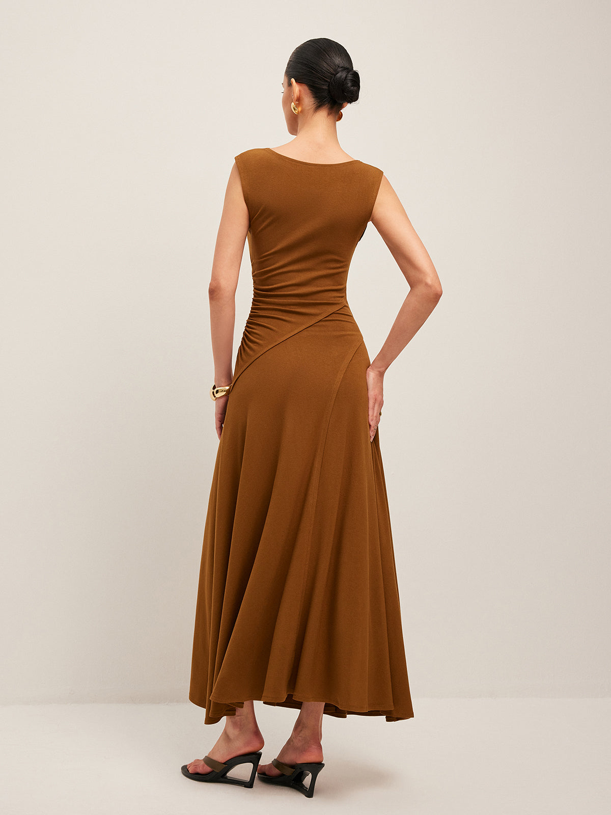 Ärmelloses, plissiertes Kleid mit asymmetrischem Design