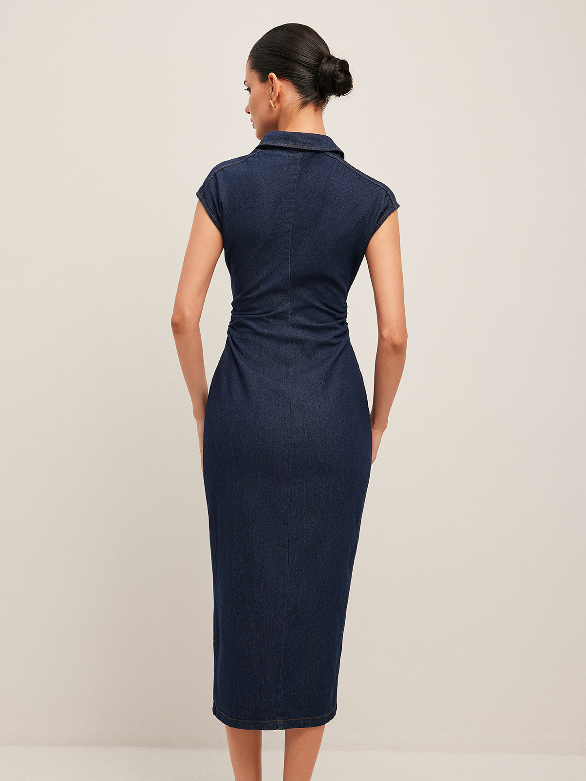 Robe en jean sans manches boutonnée à col en V