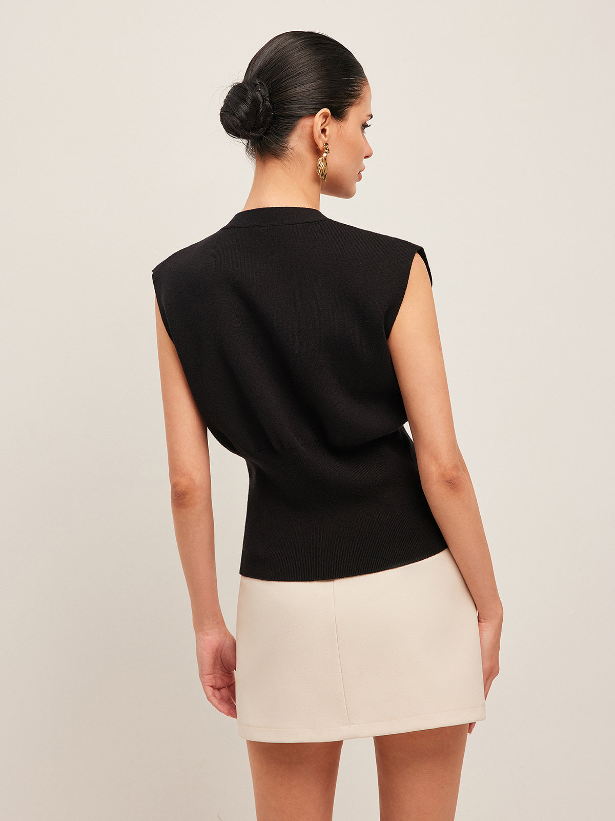 Ärmelloser V-Ausschnitt-Pullover mit Knopfdetails