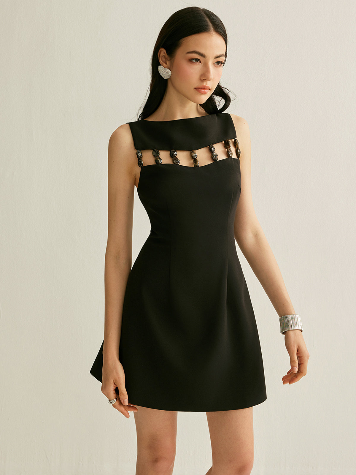 Ärmelloses Kleid mit Cut-outs und Perlenstickerei