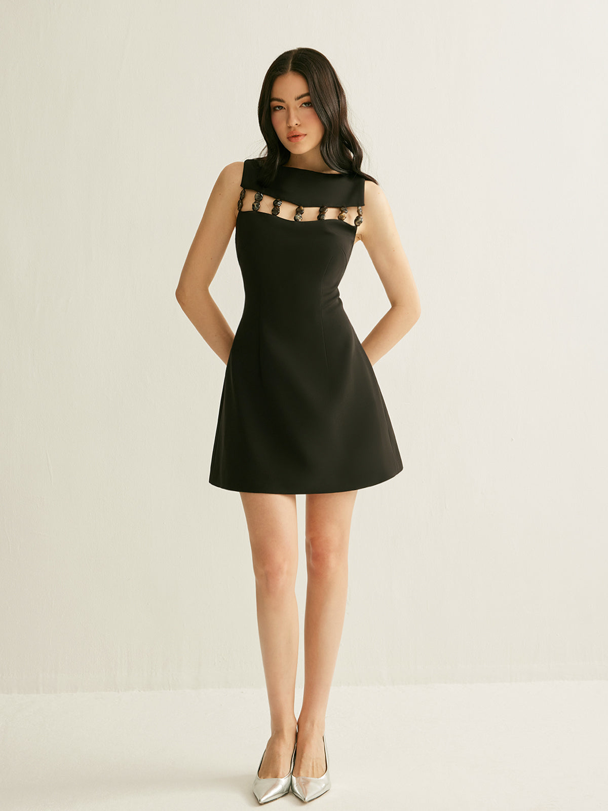 Ärmelloses Kleid mit Cut-outs und Perlenstickerei