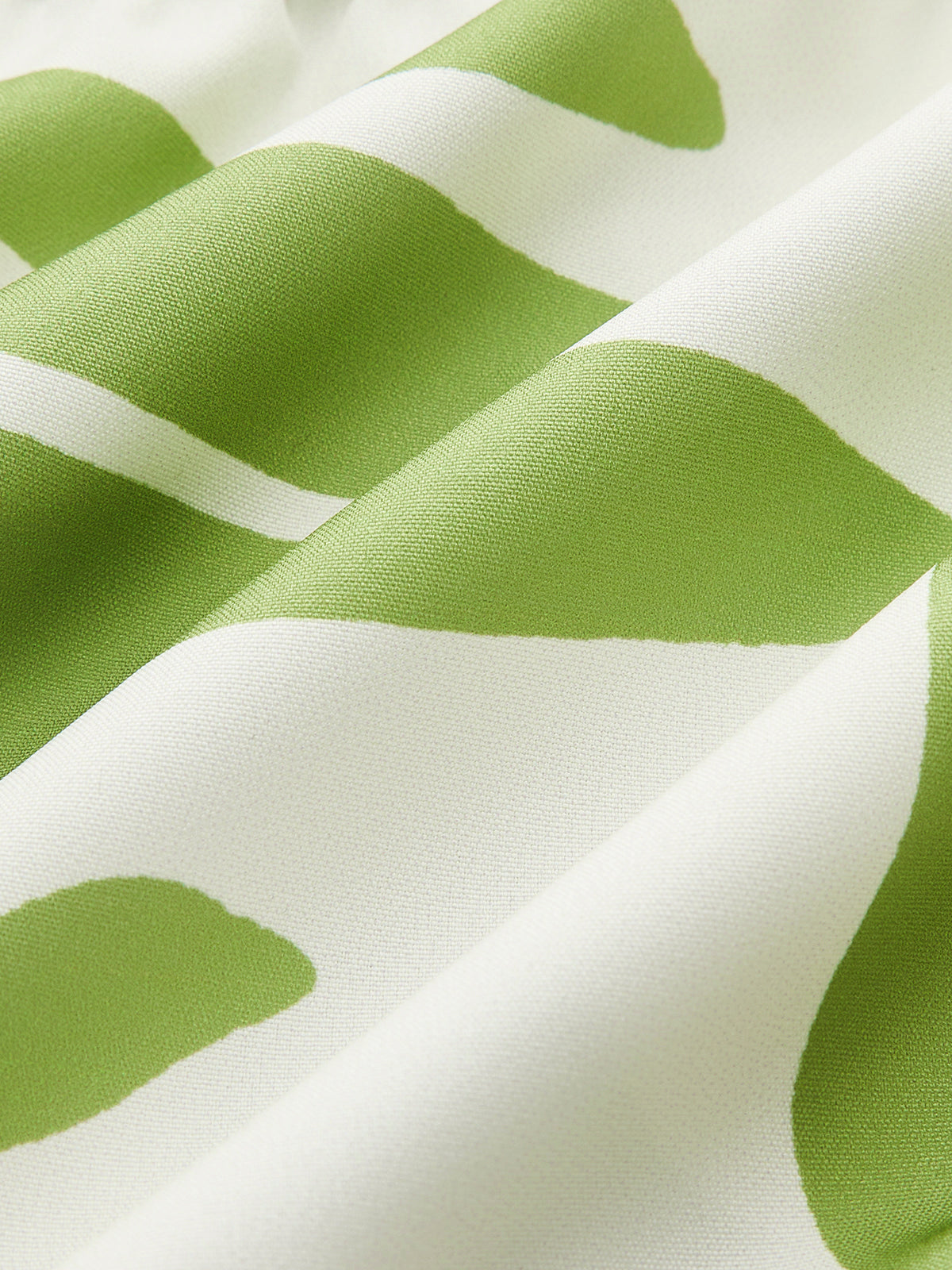 Trägerloses plissiertes Kleid mit gedrehter Vorderseite