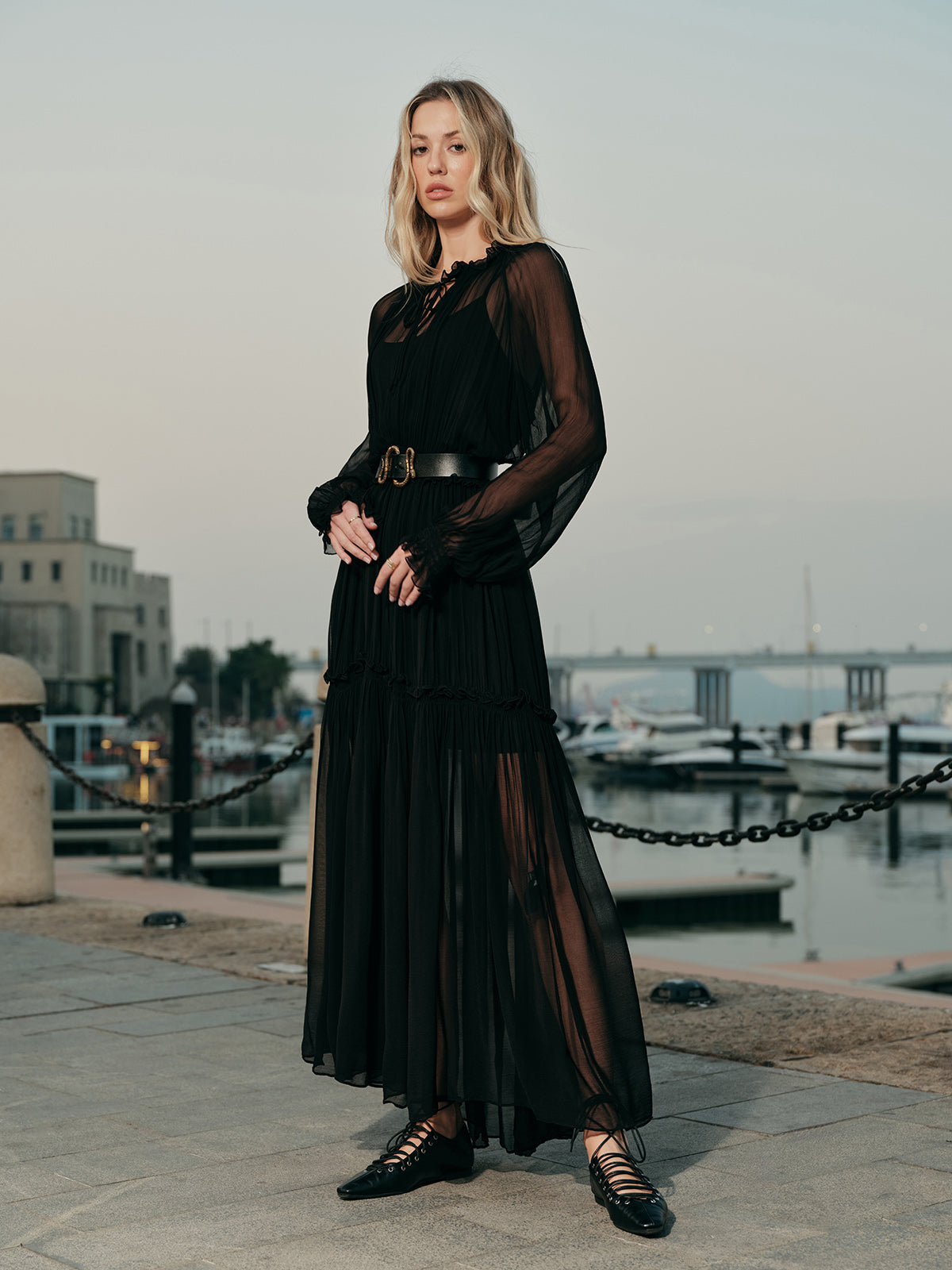 Robe en mousseline semi-transparente à volants