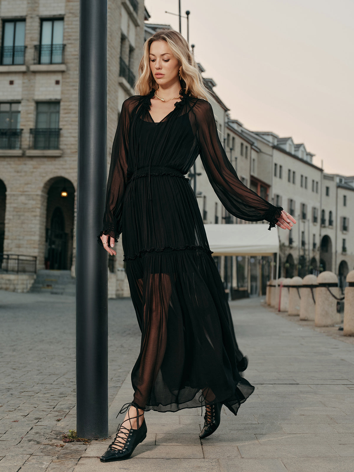 Robe en mousseline semi-transparente à volants