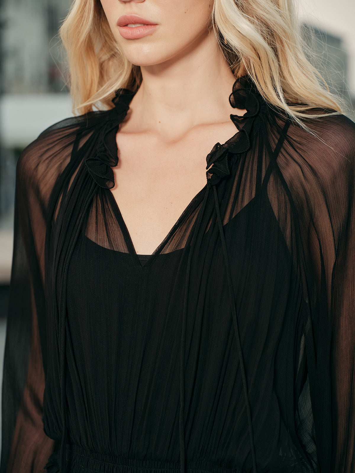 Rüschenkleid aus halbtransparentem Chiffon