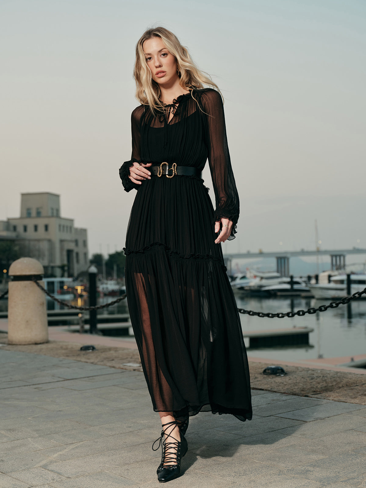 Robe en mousseline semi-transparente à volants