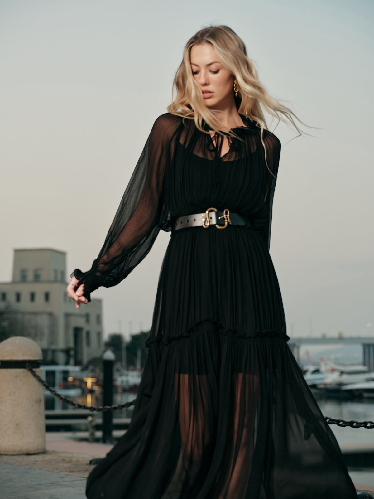 Robe en mousseline semi-transparente à volants