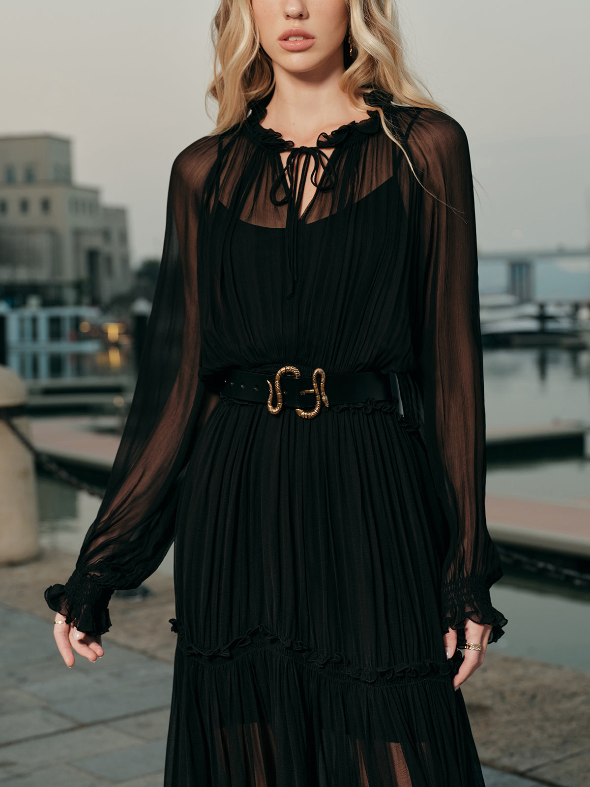 Robe en mousseline semi-transparente à volants
