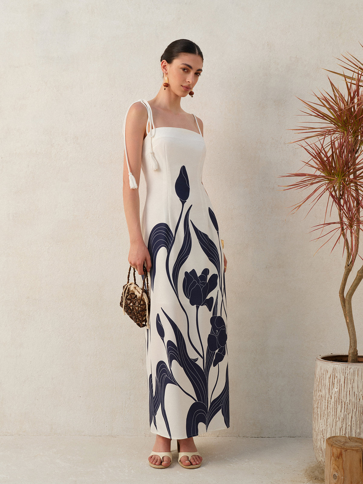 Trägerkleid mit Blumenmuster und Bindeband am Rücken