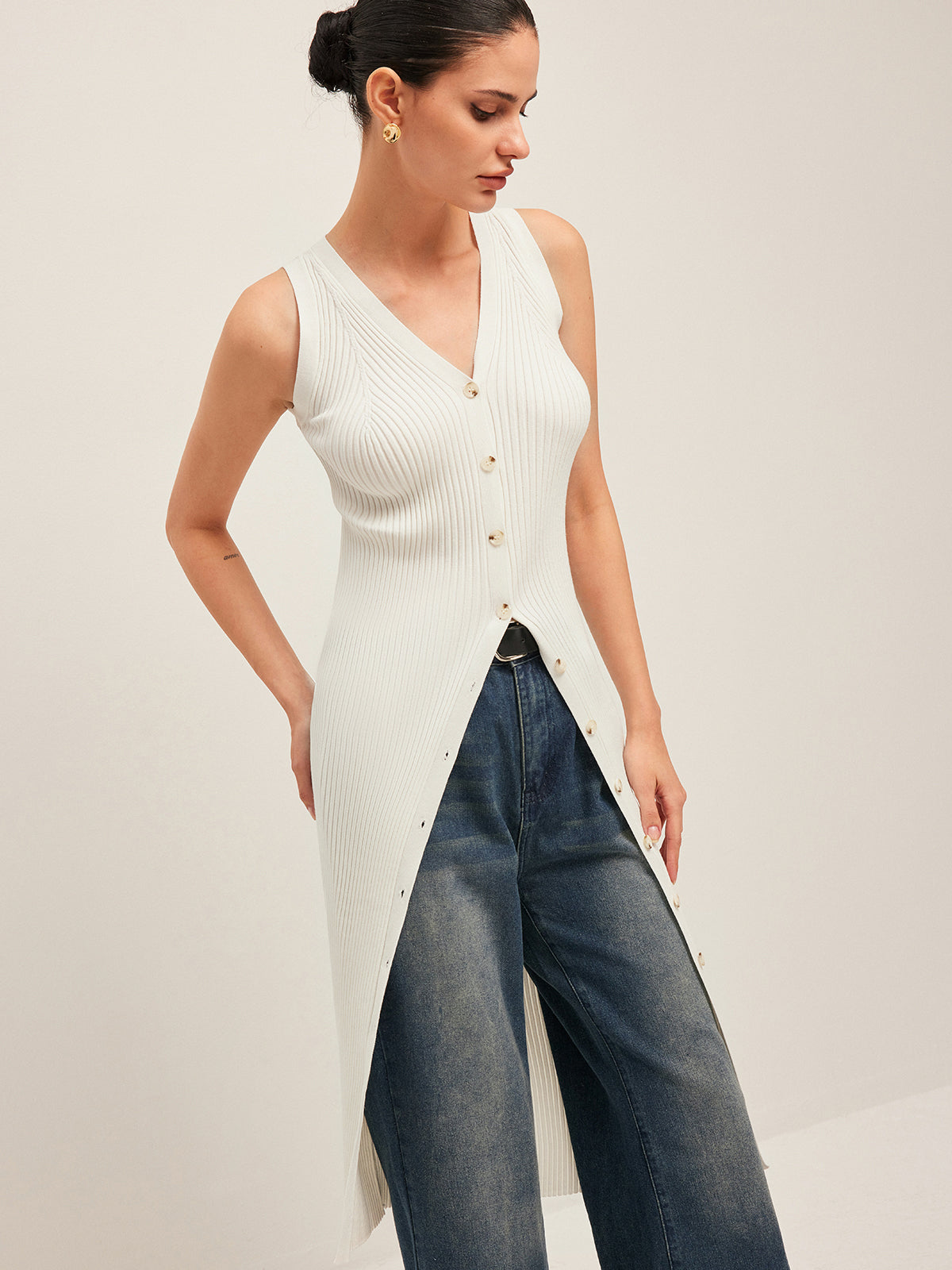 Geripptes Kleid mit Knopfdetails
