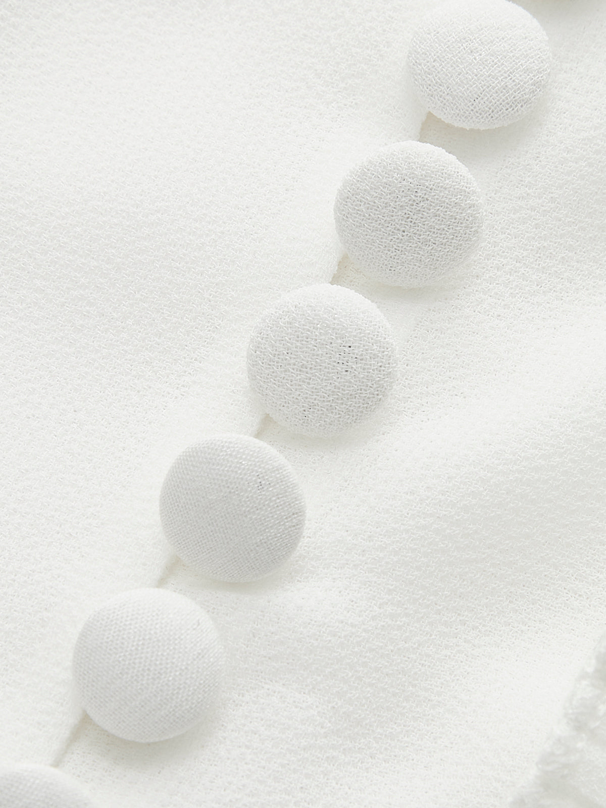 Chemisier semi-transparent à volants et cravate contrastante