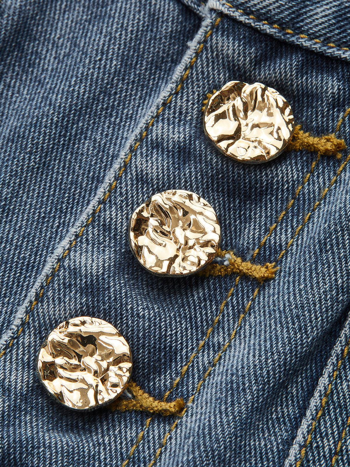 Jeans mit weitem Bein, hoher Taille und Knopfdetails