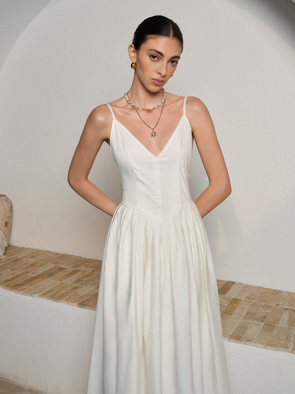 Rückenfreies, plissiertes Kleid mit Spaghettiträgern